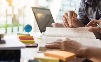 Президент Токаев запускает новый курс: пересмотр госгрантов для зарубежных вузов как навигация в океане науки