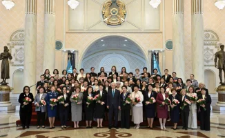 Токаев наградил казахстанок в Акорде