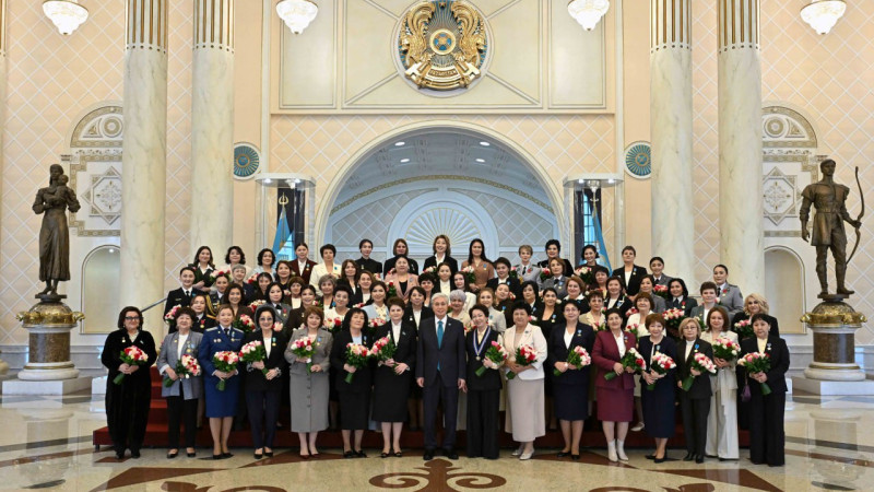 Токаев наградил казахстанок в Акорде {city2}