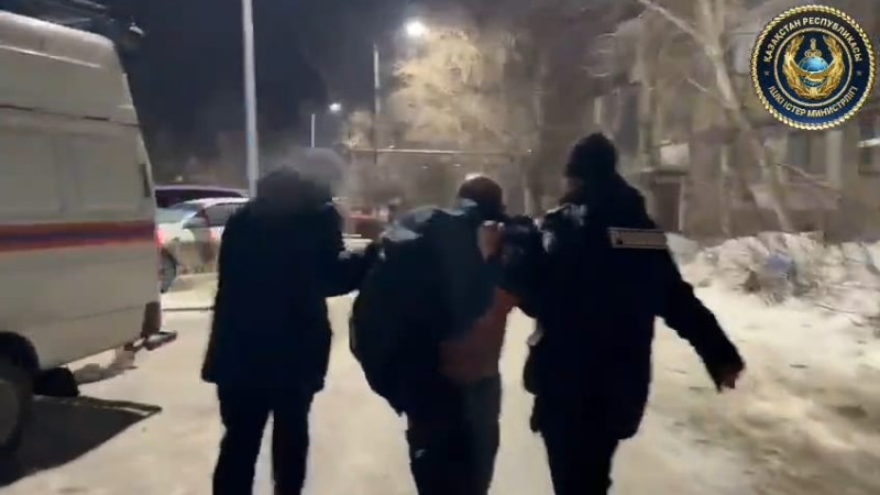 Полиция Шахтинска задержала подозреваемого в поджоге квартиры: опубликовано видео задержания {city2}