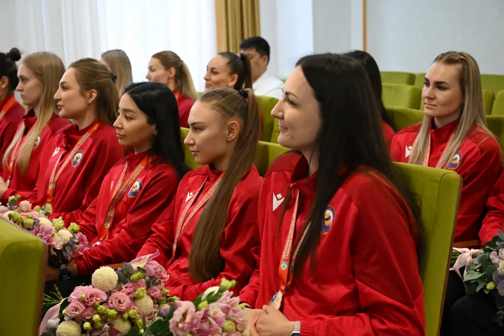 Бейбит Исабаев встречает десятикратных чемпионок Казахстана по волейболу перед Лигой чемпионов Азии {city2}