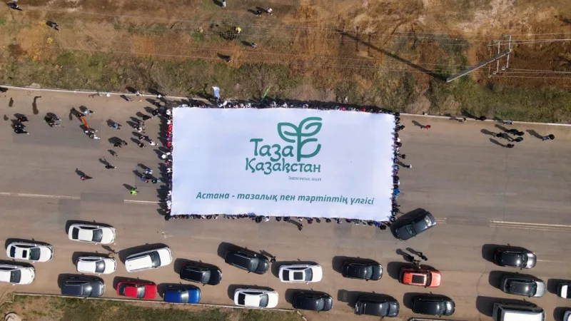 В Астане прошла масштабная экоакция "Таза Қазақстан", в которой приняли участие 120 тысяч человек. В рамках республиканской акции по посадке деревьев в столице было высажено 10 тысяч деревьев. Мероприятие охватило все районы города, где волонтёры и жители {city2}