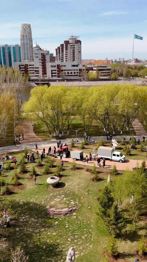 Около 300 деревьев высадили столичные жители в парке «Ататюрк» (8)