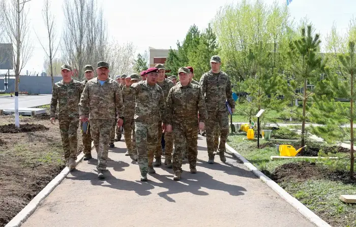 Министр обороны и военнослужащие поддержали экологическую акцию «Таза Қазақстан» (5)