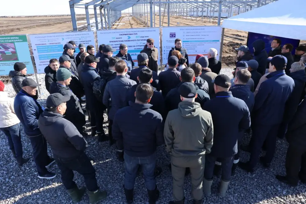 Рабочая встреча Айдарбека Сапарова с аграриями Костанайской области: обсуждение развития животноводства и мер господдержки {city2}