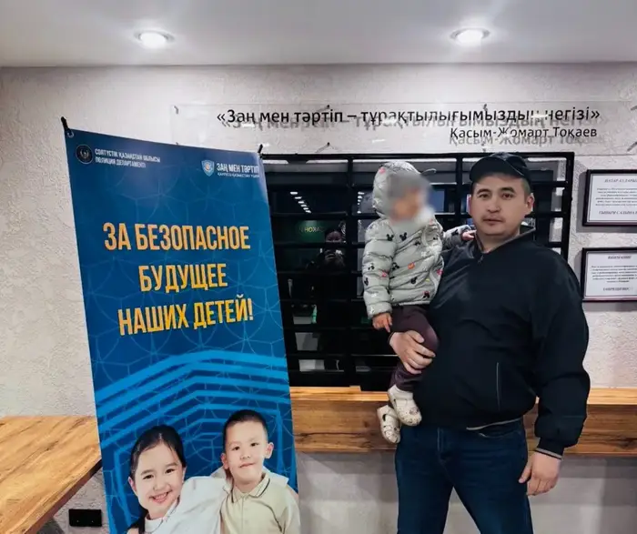 Лейтенант юстиции Руслан Тимиров вернул потерявшуюся девочку родителям на оживлённой улице {city2}
