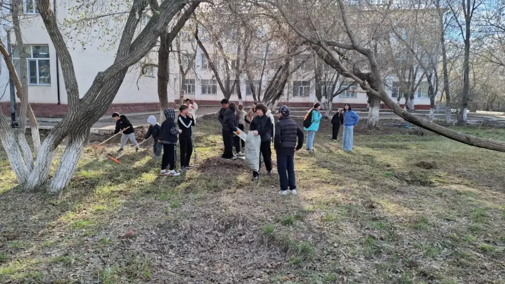 Горожане активно участвуют в акции по уборке в рамках экологического месячника "Таза Қазақстан" в Астане {city2}