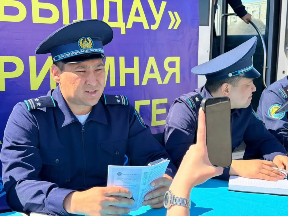 Павлодарцы активно участвуют в обсуждении безопасности на дорогах с полицией в рамках акции "Прием на дороге" {city2}