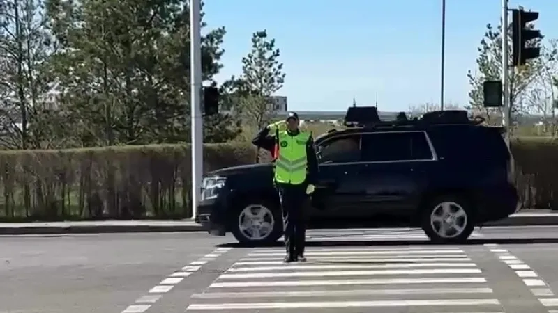 Астанчанин стал звездой интернета: полицейский попросил его снять видео во время службы {city2}