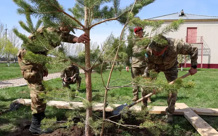 Министр обороны и военнослужащие поддержали экологическую акцию «Таза Қазақстан» (4)