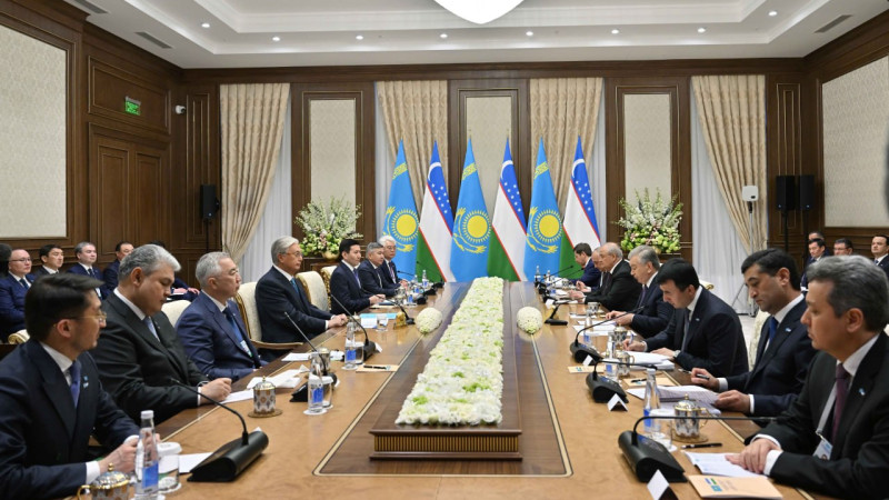 Токаев и Мирзиёев обсудили беспрецедентно высокий уровень отношений между Казахстаном и Узбекистаном {city2}