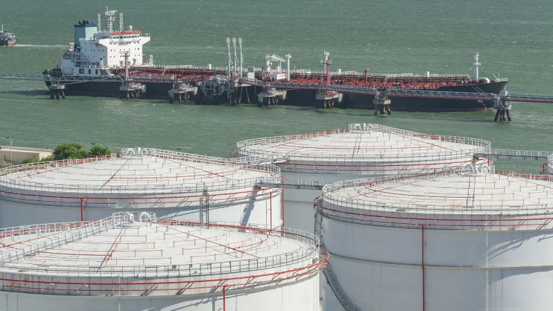Нефтяной шторм: цены на Brent взмывают выше 110 долларов на фоне разрыва переговоров между Ираном и США {city2}