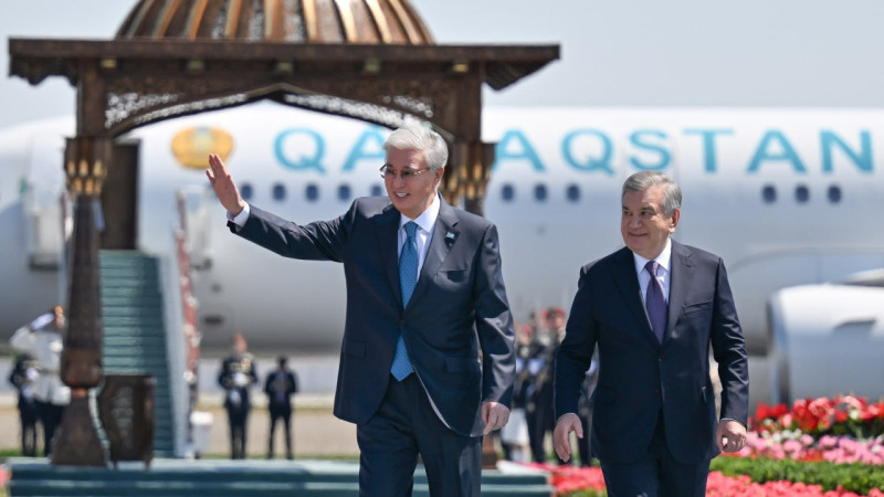 Танец дружбы: Токаев и Узбекистан встречают друг друга под звуки цветов и песен {city2}