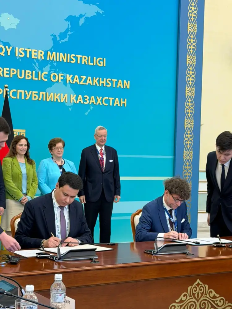 Казахстан и Германия подписали меморандум о сотрудничестве в области климатической политики в Астане {city2}