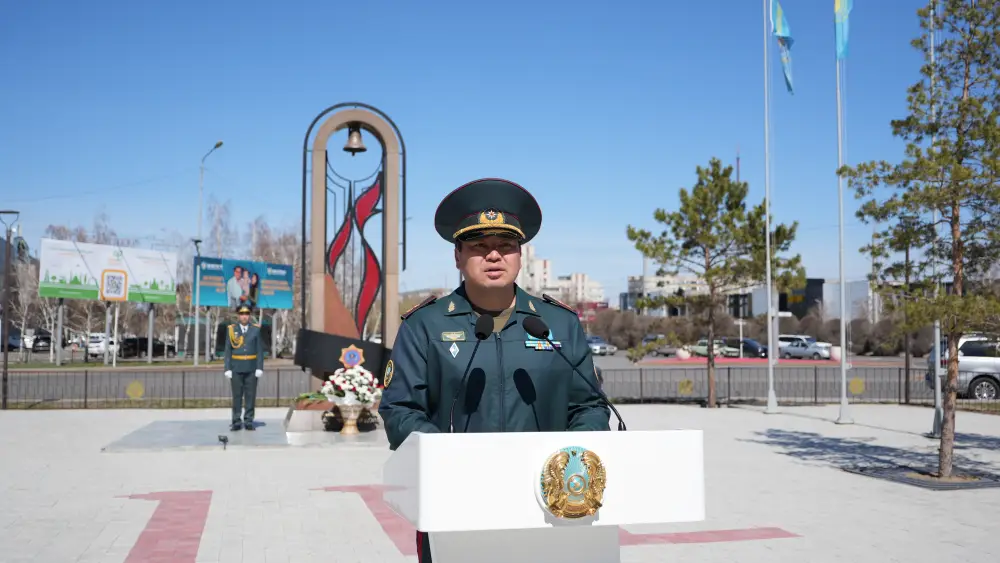 Министр по ЧС Чингис Аринов выразил соболезнования семьям погибших сотрудников на памятной церемонии в Павлодаре {city2}