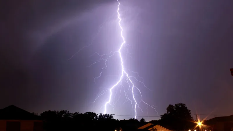 Гроза, град и ветер: Казахстан готовится к шторму! {city2}