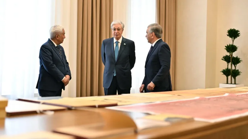 Президент Узбекистана Шавкат Мирзиёев передал Президенту Казахстана Касым-Жомарту Токаеву ряд исторических документов, что подчеркивает важность исторического сотрудничества между двумя странами. Это событие произошло в рамках официального визита и свидет {city2}