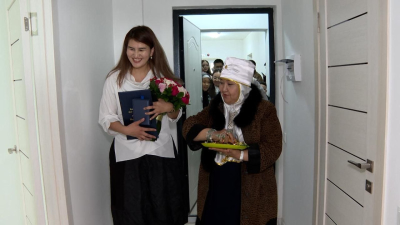 Молодые казахстанские учёные получили ключи от квартир от Президента Касым-Жомарта Токаева в преддверии Дня работников науки {city2}