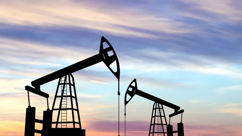 Цены на нефть падают на фоне заявления ОАЭ о выходе из ОПЕК: возможные последствия для глобальной экономики {city2}