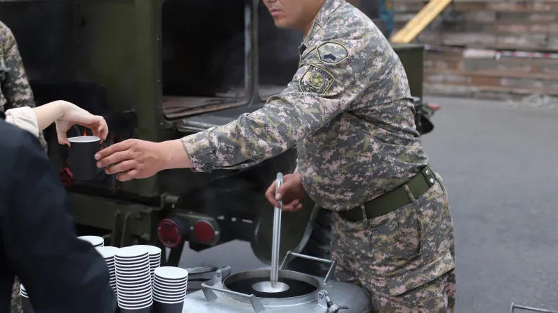 В этом году Казахстан отметит 7 и 9 мая без традиционного парада, но с новыми формами чествования. Заместитель министра обороны Аскар Мустабеков сообщил, что вместо масштабного военного шествия запланированы различные мероприятия, направленные на сохранен {city2}