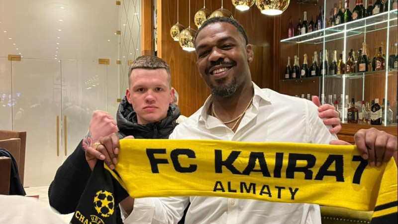 Казахстанец подарил шарф Джону Джонсу, после чего легендарный боец UFC 'проверил' его стойкость ударом в печень {city2}