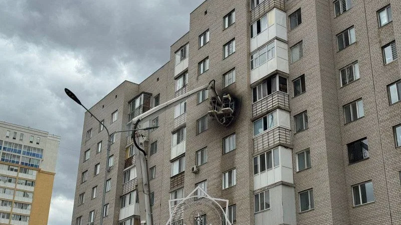 Пожар в многоэтажке на улице К. Азербаева: эвакуация жителей {city2}