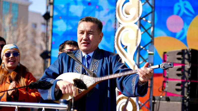 Мартовские метаморфозы: чиновники Казахстана в танце праздников и страданий {city2}