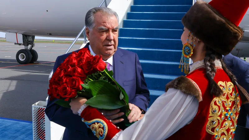 Президент Таджикистана Эмомали Рахмон прибыл в Астану для участия в Региональном экологическом саммите — 2026 {city2}