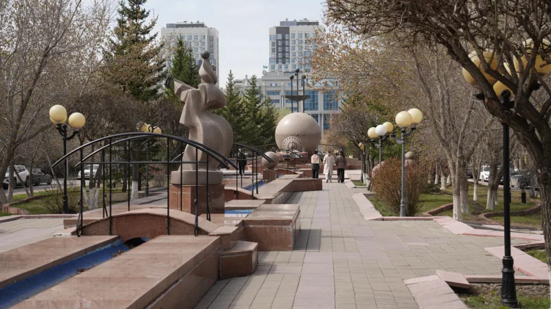 Аллея в Астане: плитка трещит, провода торчат {city2}