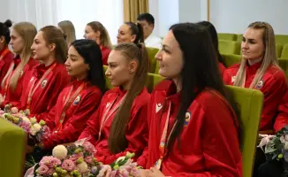 Бейбит Исабаев встречает десятикратных чемпионок Казахстана по волейболу перед Лигой чемпионов Азии