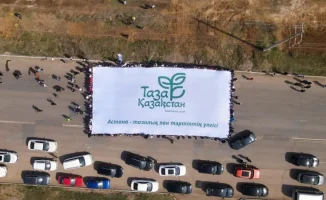 В Астане прошла масштабная экоакция "Таза Қазақстан", в которой приняли участие 120 тысяч человек. В рамках республиканской акции по посадке деревьев в столице было высажено 10 тысяч деревьев. Мероприятие охватило все районы города, где волонтёры и жители