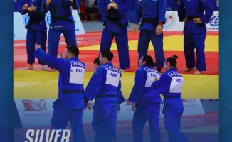 Сборная Казахстана завоевала серебро на чемпионате Азии по дзюдо в командных соревнованиях