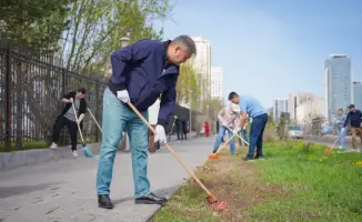 Сотрудники министерства высшего образования сажают семена чистоты в рамках акции «Таза Қазақстан»