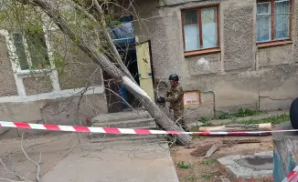 Сильный ветер в Карагандинской области повредил крыши и деревья, жертв нет