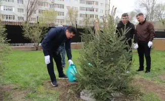 Полицейские Астаны провели экологический субботник: уборка мусора и высадка деревьев