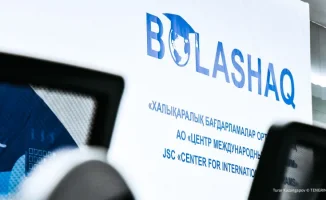 Депутат Мажилиса Бакытжан Базарбек требует раскрыть имена студентов, обучающихся за границей по программе "Болашак". В ходе обсуждения он заявил, что необходимо обеспечить прозрачность в распределении мест и финансирования, чтобы исключить случаи, когда н