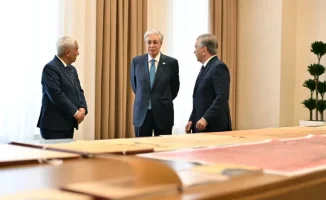 Президент Узбекистана Шавкат Мирзиёев передал Президенту Казахстана Касым-Жомарту Токаеву ряд исторических документов, что подчеркивает важность исторического сотрудничества между двумя странами. Это событие произошло в рамках официального визита и свидет