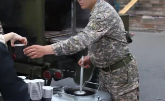 В этом году Казахстан отметит 7 и 9 мая без традиционного парада, но с новыми формами чествования. Заместитель министра обороны Аскар Мустабеков сообщил, что вместо масштабного военного шествия запланированы различные мероприятия, направленные на сохранен