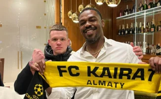 Казахстанец подарил шарф Джону Джонсу, после чего легендарный боец UFC 'проверил' его стойкость ударом в печень