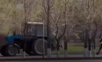 В Астане трактор стал объектом погони: водитель пытался скрыться от полиции, очевидцы запечатлели момент на видео