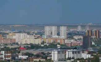 Жители Астаны жалуются на неприятный запах: коммунальщики провели проверку