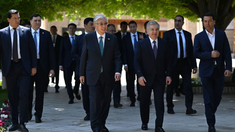 Токаев и Мирзиёев посетили мавзолей Бахауддина Накшбанди в Бухаре {city2}