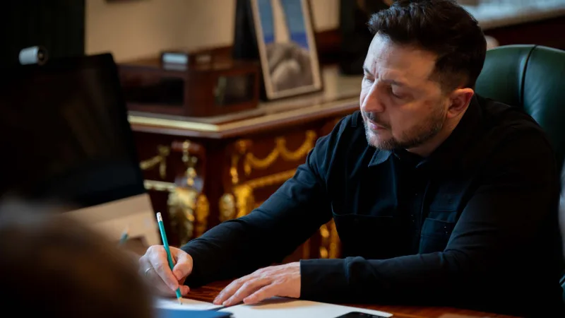 Украина выходит на мировой рынок вооружений: Зеленский объявил о начале экспорта беспилотников, ракет и боеприпасов {city2}