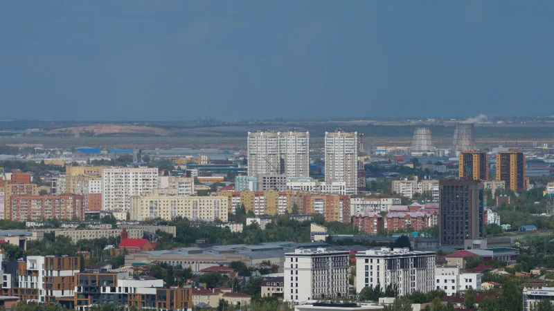 Жители Астаны жалуются на неприятный запах: коммунальщики провели проверку {city2}