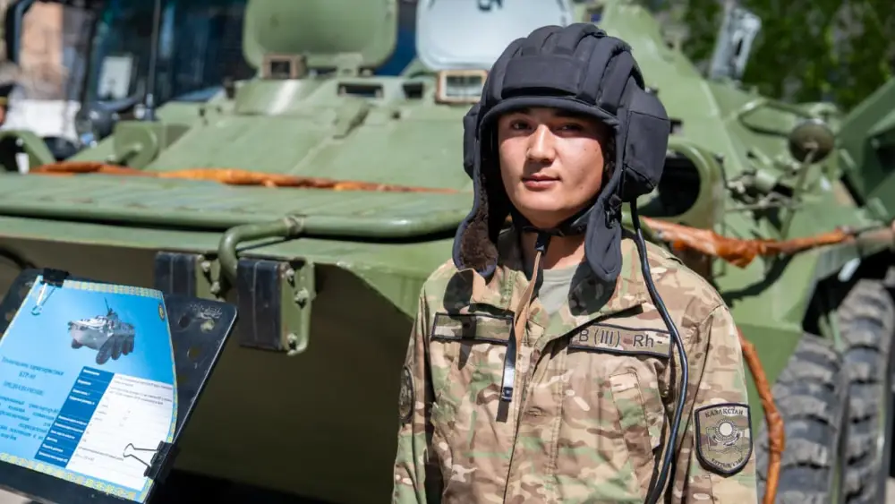 Аким ВКО посетил воинскую часть и поздравил военнослужащих с праздником (9)
