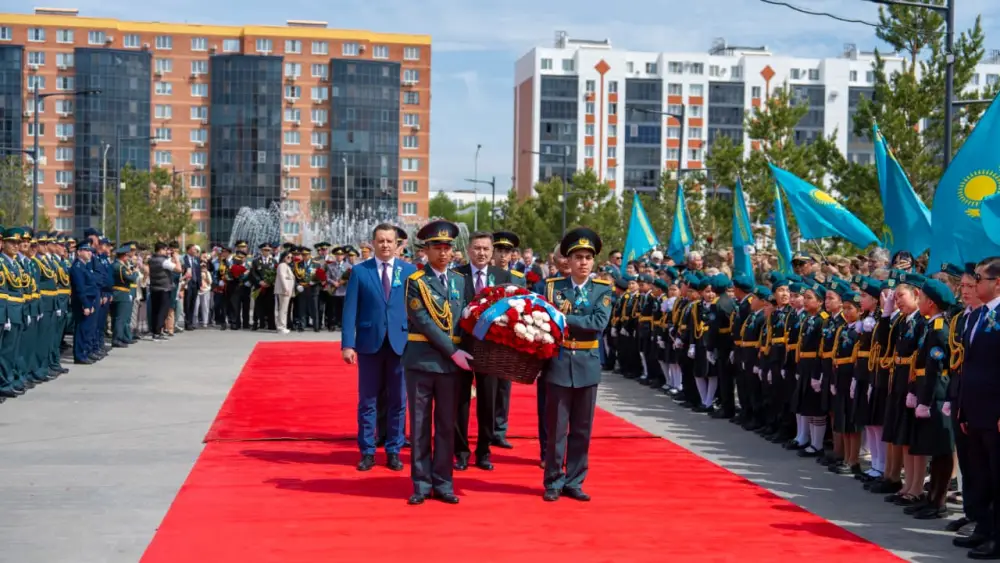 В Усть-Каменогорске прошла церемония возложения цветов к памятнику Народного Героя Сагадата Нурмагамбетова (8)