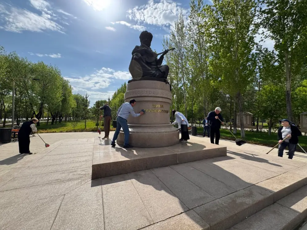 В Астане продолжаются работы по очистке территорий памятников в рамках акции "Таза Қазақстан" {city2}