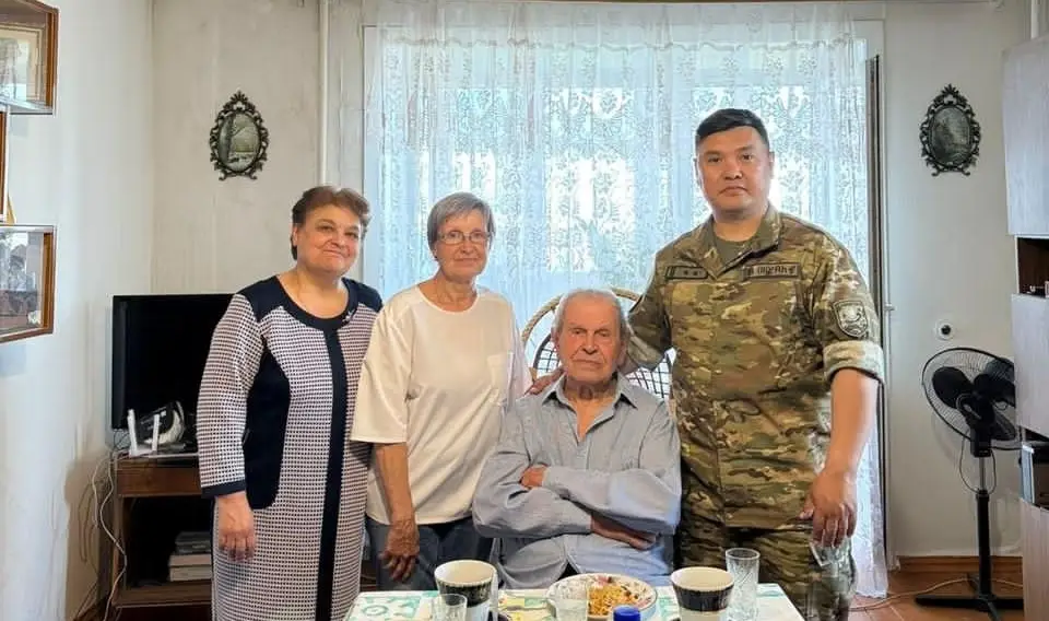 Гвардейцы в Петропавловске поздравили ветерана труда с 93-летием {city2}