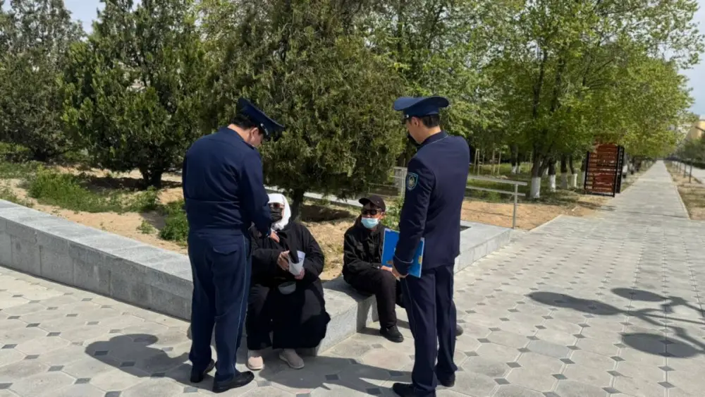 В Мангистауской области полиция разъясняет новый запрет на ношение одежды, скрывающей лицо {city2}