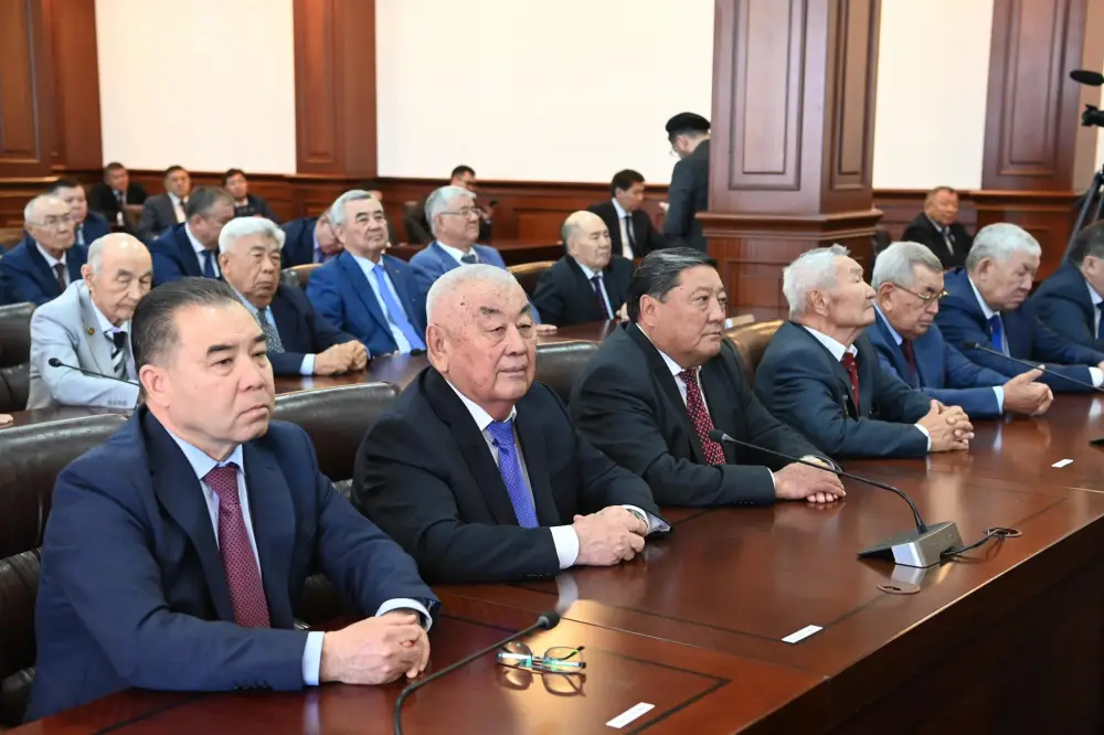 Олжас Бектенов от имени Главы государства поблагодарил Нурлыбека Налибаева на встрече с активом области (7)